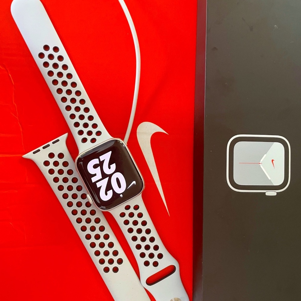 NIKE Apple Watch series 6 44 mm silver aluminum
